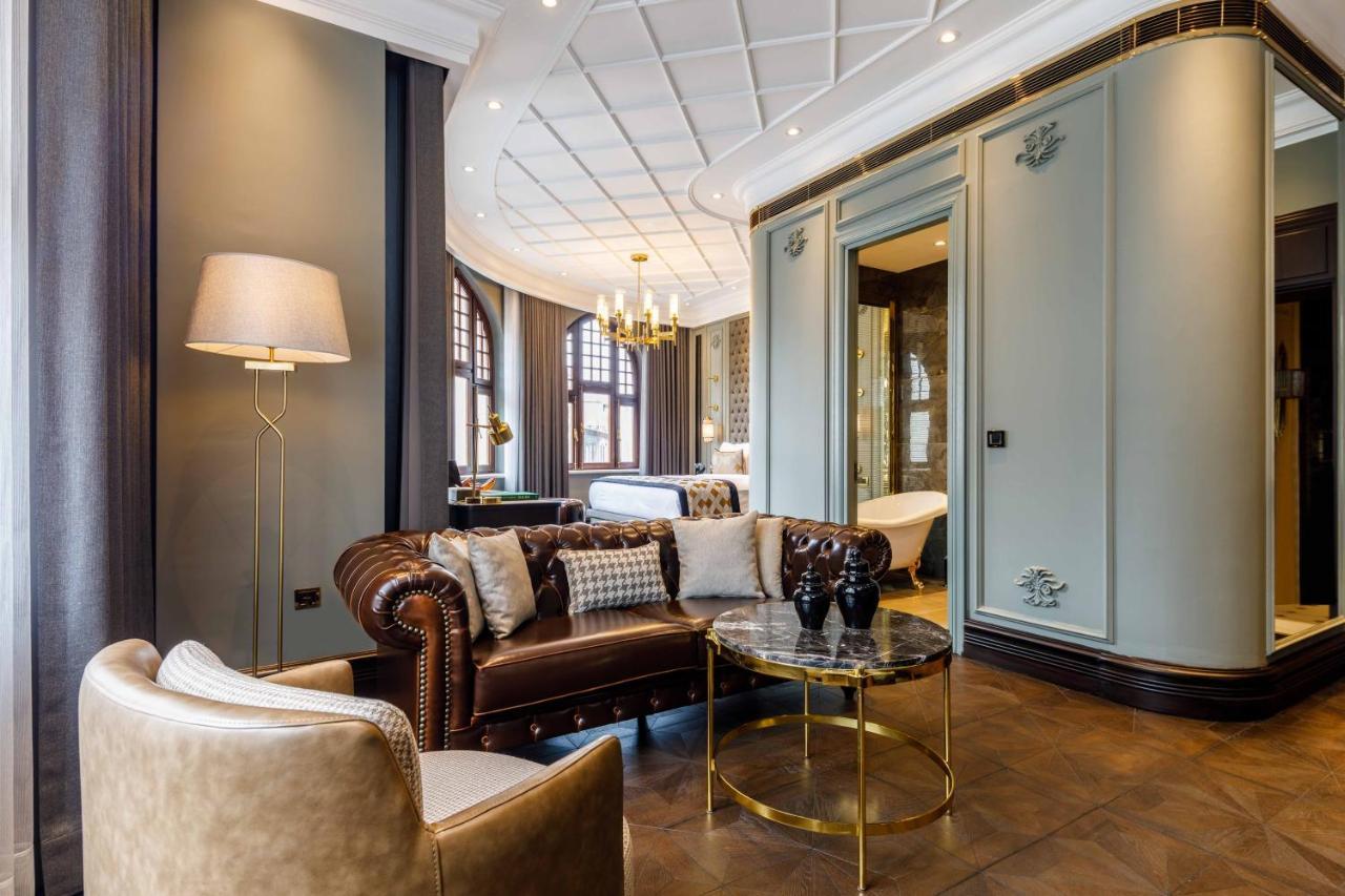 Cronton Design Hotel Istanbul Eksteriør billede The living room of a suite at The Ivy Hotel